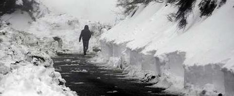 En el acceso a la aldea de Cramo la nieve alcanz el metro y medio de espesor.