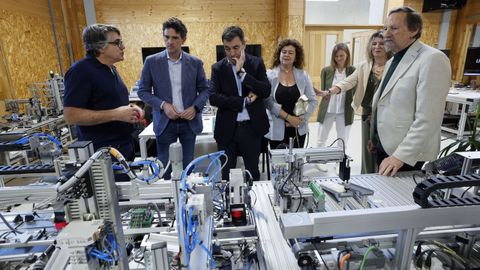 El conselleiro (en el centro) destac� el avance que la nueva aula supone para el Polit�cnico