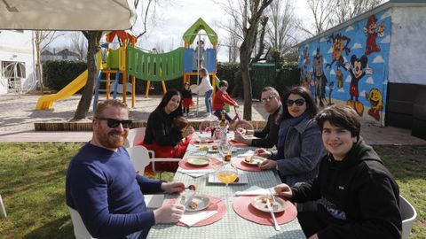 La Zamorana. Ourense. En el municipio ourensano de San Cibrao das Vias, a unos diez minutos del centro de la ciudad, se encuentra el restaurante La Zamorana. Adems de por la comida casera y de calidad, el local es conocido por su amplio jardn, en el que tiene instalado un parque infantil de ms de cien metros cuadrados.