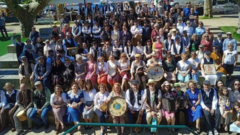Foto de familia de todos os grupos participantes nos cantos de taberna, na Alameda de Raxoi