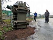 El aparato cay� muy cerca de la valla que cierra el recinto de la factor�a cementera.