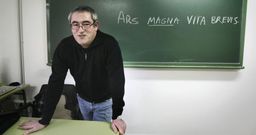 �Ars magna vita brevis: El arte es demasiado grande para una vida tan breve�, lema del departamento de Lat�n del Castro Alobre. 