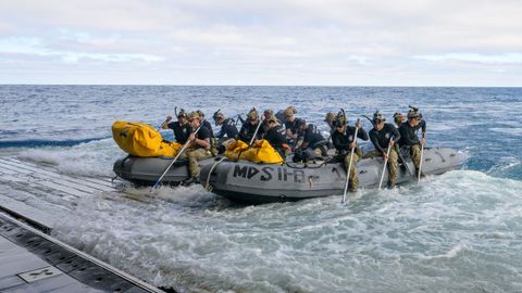 Los buzos de la Marina de los Estados Unidos son los encargados del despliegue para el rescate de los astronautas de la misi�n Artemis 2