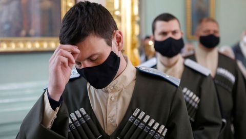 Los cosacos, con mascarillas, rezan durante un servicio en la catedral en la vspera de la Pascua ortodoxa. En Stavropol, Rusia