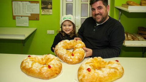 Daniel Vi�as y su hija Carolina posan con una de las roscas con forma de coraz�n que elaboran en Panader�a Patri