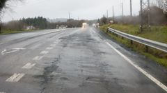 As� est� la N-540 en el tramo que va de Lugo a O Picato: baches, parches destrozados y asfalto estriado