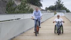 Alfonso Rueda, presidente de la Xunta, recorri� un tramo de la senda en bici con Anxo Queiruga, presidente de Cogami
