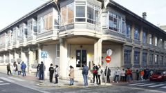 Colas en los �ltimos d�as para hacer los test de ant�genos gratuitos en la Casa do Mar de Burela