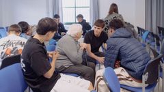 Alumnos del IES San Mamede, este lunes durante la actividad en la que ense�aron a usar la inteligencia artificial a ancianos.