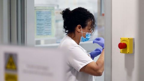 Tcnicos sanitarios del Hospital Universitario Central de Asturias (HUCA), trabajan en el interior de la cabina de seguridad del laboratorio de virologa de este centro de referencia del Principado