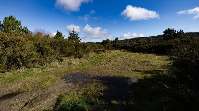 ENLACE. Uno de los dos enlaces que tendr� la futura v�a ser� en esta zona de la imagen, con la AC-432, en Calo (Vimianzo), en la zona de O Sisto. Unos metros antes se construir� un viaducto de  244 metros. Antes habr� otros dos. Como indica el proyecto, ya est�n construidos los pilares y estribos de uno de ellos, el llamado R�o Grande II, de 90 metros, en la zona de Santa Irena. Desde aqu� a Berdoias la v�a tendr� 16,5 kil�metros, y de momento ir�n casi seis.