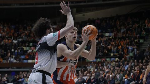 Karlis Silins, en un partido del Leyma Coru�a contra el Granada.