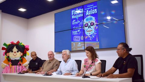 En el centro, Antonio Montero, Rosendo Fernndez e Isabel Gavin presentando la programacin de la fiesta.