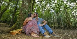 La pareja, que vive en A Coru�a, suele pasear por la Carballeira de Zas cuando ambos tienen tiempo para visitar la localidad. 