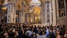 Interior de la baslica de San Pedro, donde est expuesto el cuerpo del papa