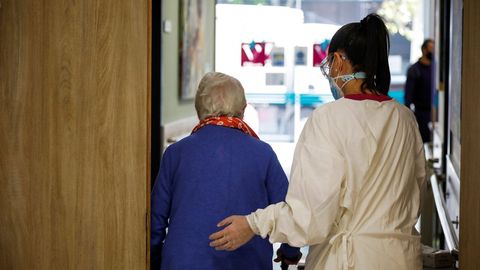 Imagen de archivo de una trabajadora de una residencia acompa�ando a una usuaria