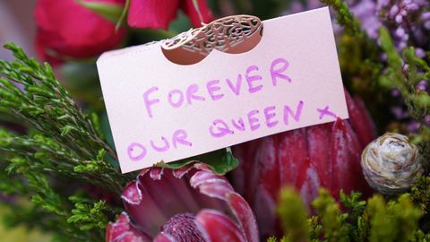 �Nuestra reina por siempre�, la etiqueta de un ramo de flores en homenaje a Isabel II.