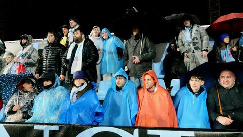 Aficionados del Celta, en la grada supletoria de Bala�dos, bajo la lluvia.