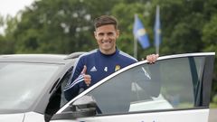 Luismi S�nchez, junto a su coche en El Requex�n