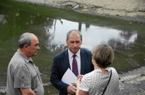 <span lang= es-es >Primer balance</span>. El alcalde, en el centro, inspecciona la limpieza de la laguna del Parque dos Condes, uno de las obras �<span lang= gl >pequenas pero relevantes</span>� de las que habl� en su balance de los cien d�as de gobierno