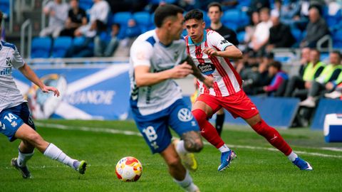 Pere Haro, con el bal�n en el partido reciente en el campo del Tenerife.