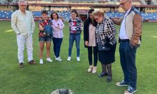 La familia de Cholo, junto a la presidenta del Pontevedra CF, Lupe Murillo, depositan las cenizas del jugador en el campo de Pasar�n