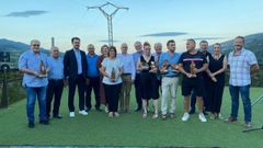 Organizadores, autoridades y premiados posan con los premios de la Feira do Vio de Valdeorras