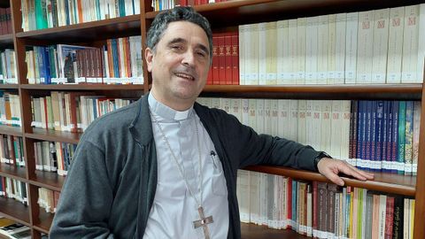 Garc�a Cadi�anos, en la biblioteca de la sede ferrolana del Obispado.