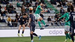 Pascu en un duelo a�reo en la debacle del Racing. 