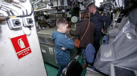VISITAS AL SUBMARINO TRAMONTANA, ATRACADO EN LA ESCUELA NAVAL DE MAR�N