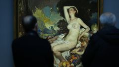 Dos visitantes observan �Ceres o desnudo�, de �lvarez de Sotomayor