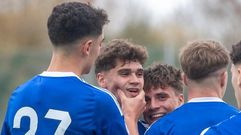 Pablo Agudn y Adri del Oso celebran con sus compaeros un gol del juvenil A del Oviedo