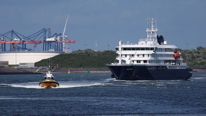 El MV Hondius llegando para su desinfecci�n al puerto de Rotterdam.
