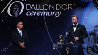 El delantero ingl&eacute;s recibi&oacute; el bal&oacute;n de oro de Ronaldo Naz&aacute;rio.