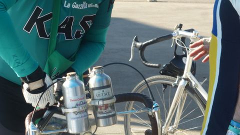 Detalle de un participante de la Clasicona, la marcha cicloturista no competitiva que se celebra en Gij�n y en la que se homenajea al ciclismo cl�sico 