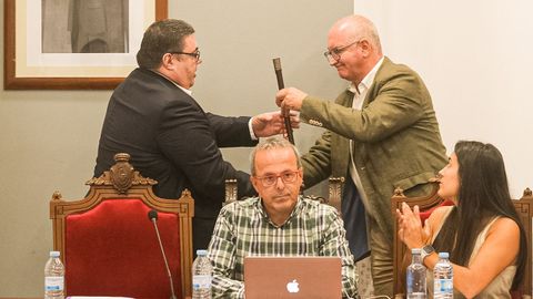 Santiago Freire (derecha) cedió el bastón de mando a Francisco Pérez.