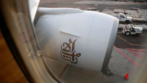 Imagen de un Boeing 777, en este caso con el logo de The Emirates en uno de los motores