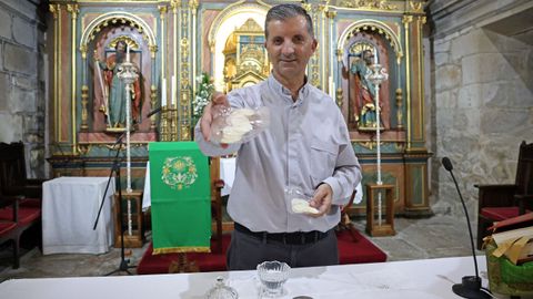 Juan Jos Bermdez muestra las obleas sin gluten que ofrece a los feligreses de la parroquia boirense de Santa Baia.