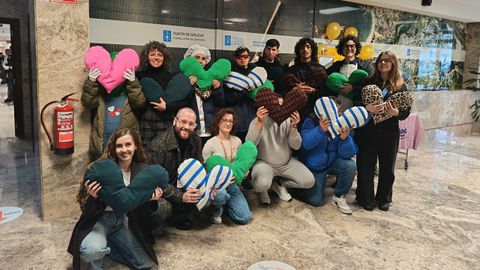 El alumnado de Aspronaga entrega sus ?Corazones Viajeros? a ni&ntilde;os con tratamiento oncol&oacute;gico en el marterno.
