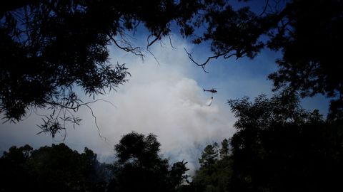 Un helic�ptero tira agua sobre las llamas 