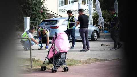 Polica Nacional y Cientfica en el lugar de la pelea multitudinaria en Ribeira
