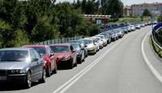 Largas colas en el peaje de Mi�o, ayer, poco antes de las dos de la tarde. 