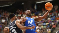 El base uruguayo del Movistar Estudiantes, Jayson Granger (d), hace una bandeja ante el escolta estasounidense del Alimerka Oviedo