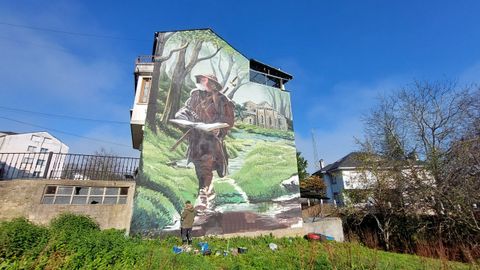 O popular artista Diego As, en novembro do 2023, realizando un mural na fachada lateral dun inmoble no concello lugu&eacute;s de Becerre&aacute; que fai alusi&oacute;n &aacute; V&iacute;a K&uuml;nig.