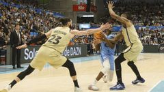 Keandre Cook sufre la dura defensa de Toko Shengelia y Will Clyburn, dos de los mejores jugadores del Barcelona en el Pazo.