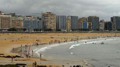 Vista de la playa de San Lorenzo, en Gij�n