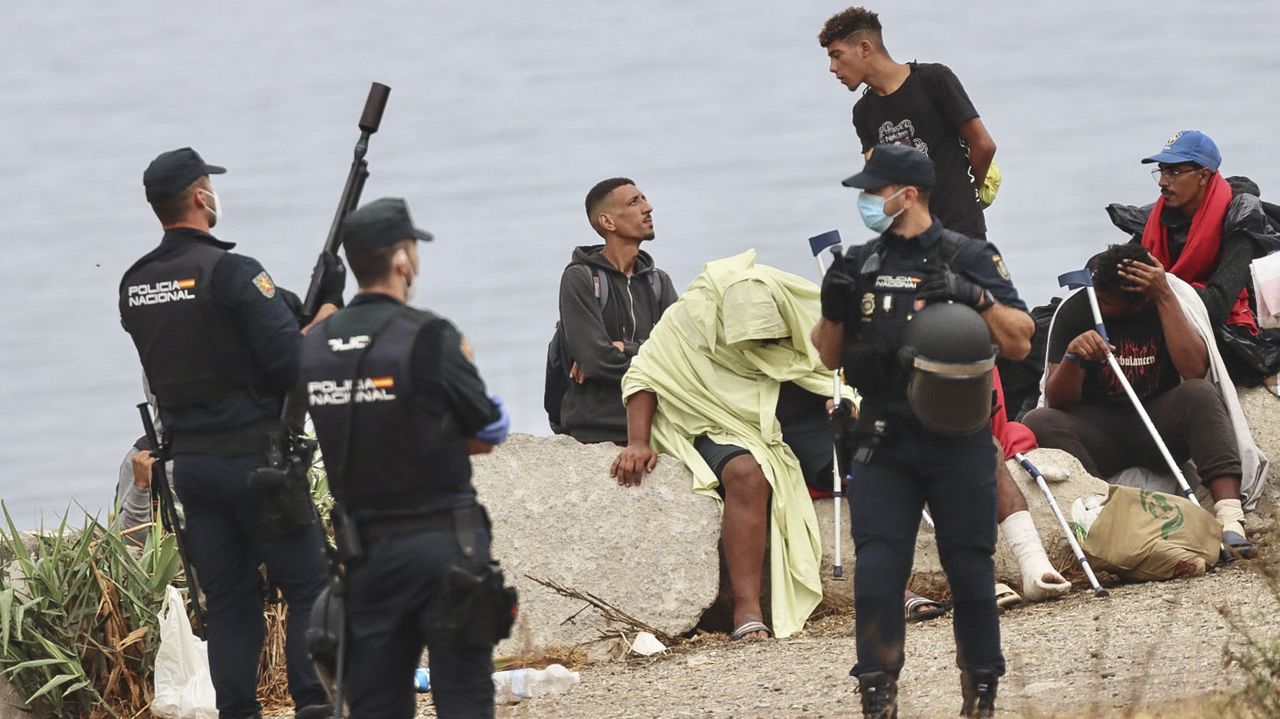 Migrantes reocupan la playa del Trampolín tras un nuevo desalojo