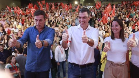 Jos Ramn Gmez Besteiro (i), Pedro Snchez (c) y Lara Mndez (d) en un mitin en Lugo durante la campaade las generales.