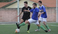 El ariete soneir�n Richi ante dos jugadores del Coristanco. 