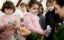 Los peque�os se divierten en ribeira elaborando adornos para decorar los �rboles.